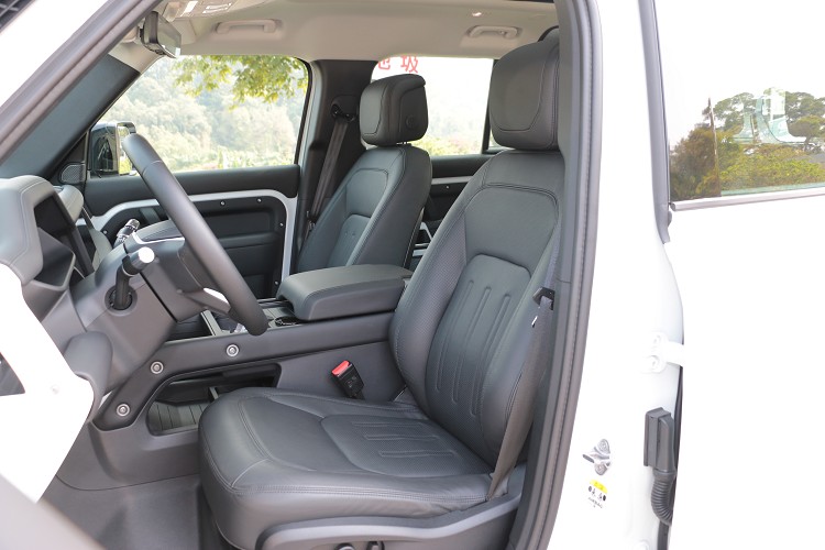 P300車型標配溫莎皮革雙前座14向電動調整結合腰靠、通風加熱等功能。