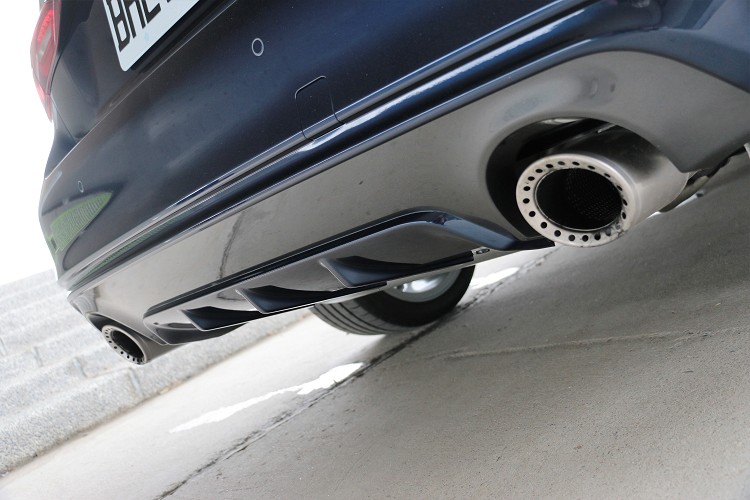 後保桿下方有Diffuser快速排出車底亂流,並施以與車身同色,左右單出排氣管,扎實傳遞V6引擎排氣聲浪。