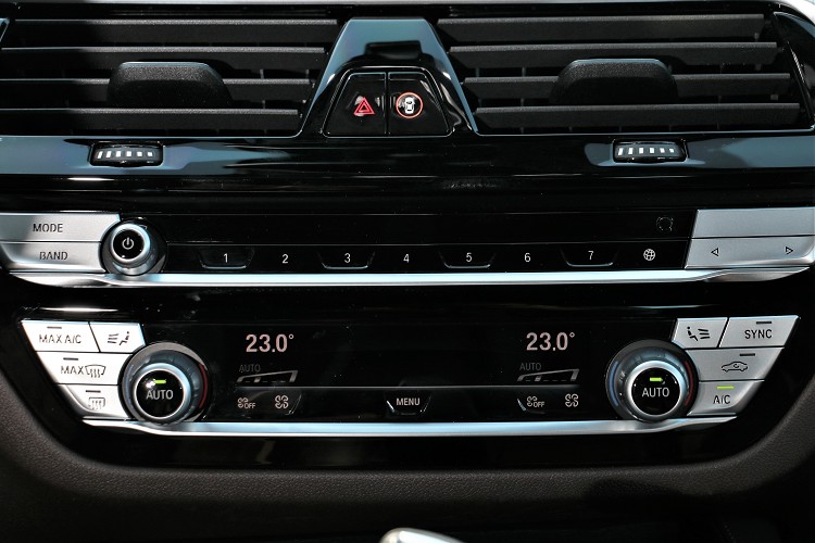 多邊形的冷氣音響介面,就算改款後依舊被保留下來。