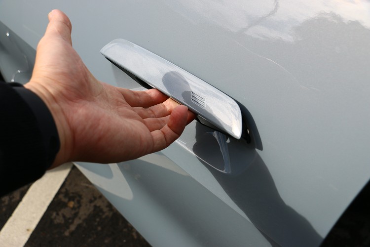 新世代車型的把手改成平面式,之後的新車都會陸續看到。