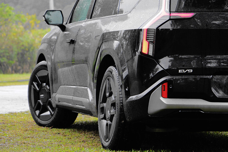 突出的輪拱造型和21吋輪胎的搭配,營造出LSUV的豪華霸氣。