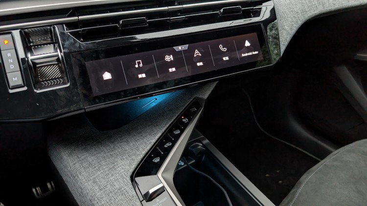 中控台上的i-Toggle虛擬按鍵觸控面板提供10組自訂快捷鍵方面快速找到要操作的功能