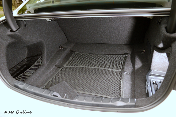 後行李廂空間夠用,原廠還附有行李廂固定網,輕鬆收納所有物品。