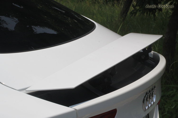 後尾翼可在130km/h自動升起,當車速低於80km/h則自動降下。當然也可以透過車內按鍵獨立控制。