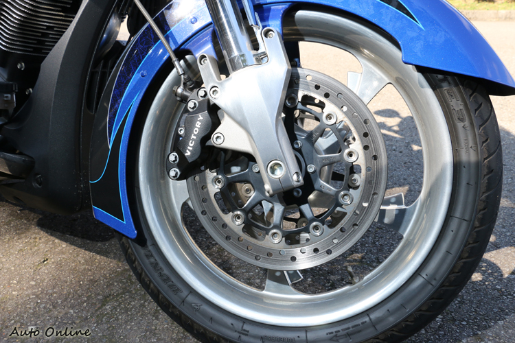 輪胎配置前輪採130/70 R18,後輪則為 180/60 R16。