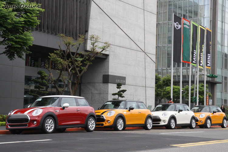 這次試駕共有Mini Cooper與Cooper S兩款,一字排開有沒有電影偷天換日的感覺啊。