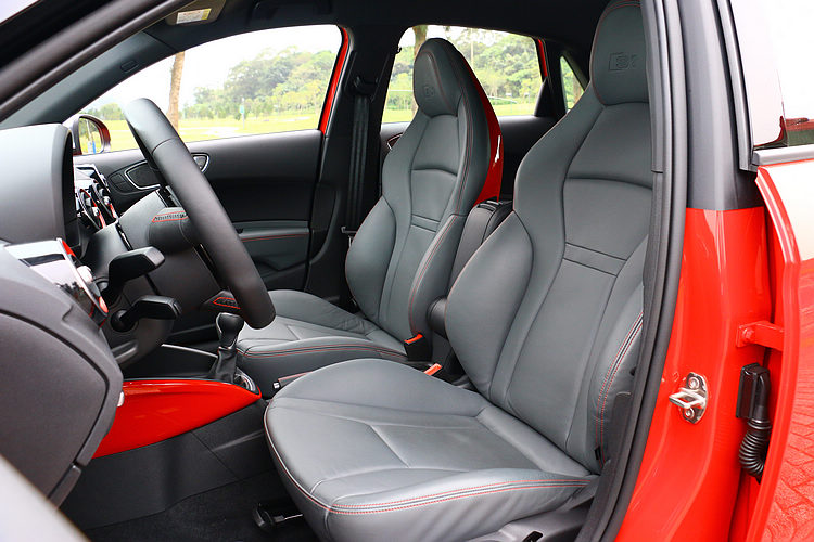 前座椅型式不但有美背設計,機能性也很好,重點是兩側包覆並不會如一般跑車座椅會妨礙排檔動作。