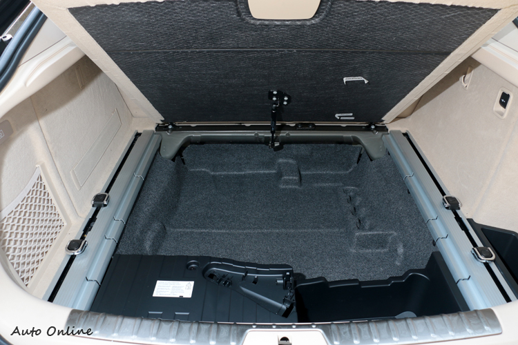 後底板下方也有貼心置物空間。