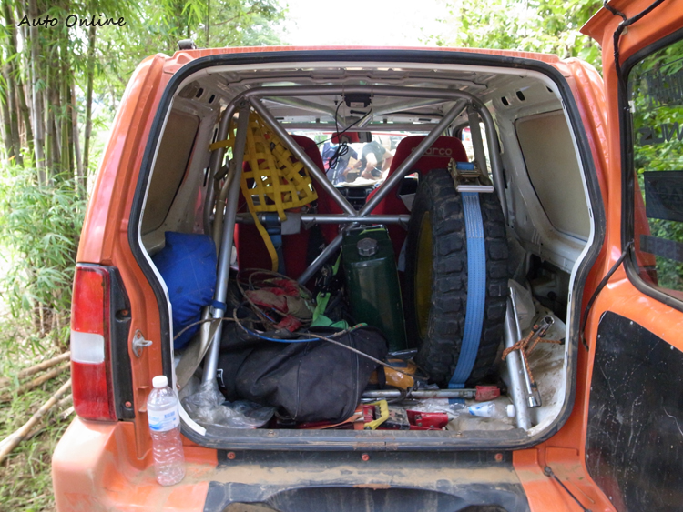 後車廂裡的工具與備品,是安檢的項目之一。