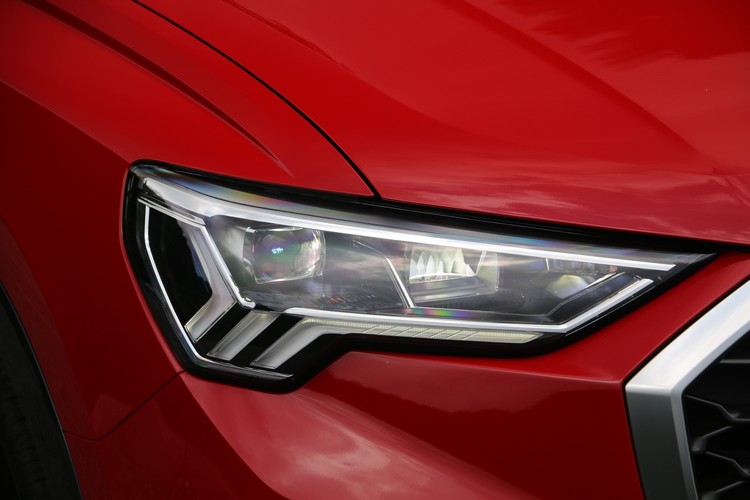 搶眼銳利的LED極光頭燈,內建遠光輔助系統和LED極線識別燈。