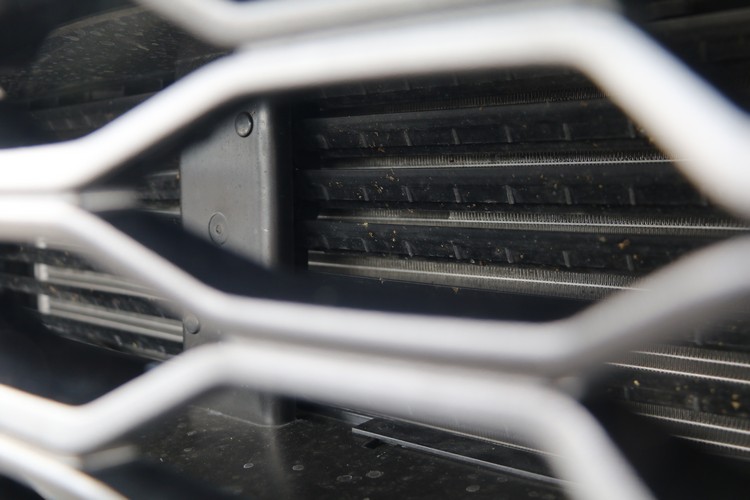 水箱護罩內部的可變進氣鰭片,會因應引擎溫度和風阻需求適時開啟或關閉。