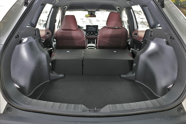 後座椅背傾倒後,雖然不夠平整,但置物容積相當大。