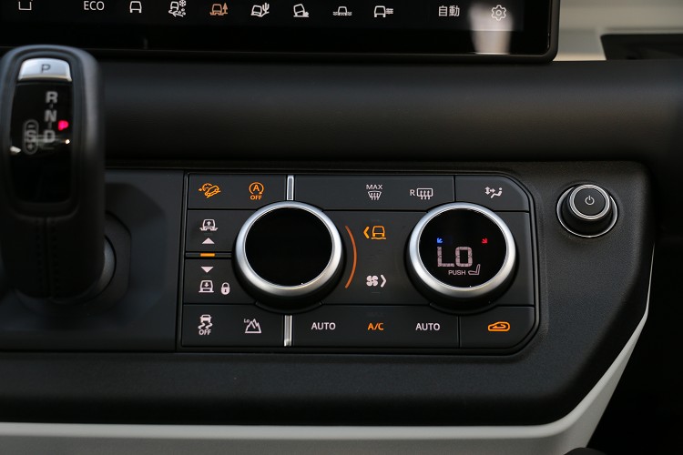 冷氣介面以及Terrain Response 2 第二代全地形反應系統都由這兩顆旋鈕操作。