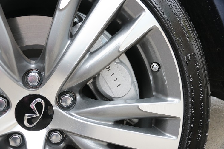 前面搭載四活塞卡鉗,碟盤尺寸為355mm,後面則是配置雙向單活塞卡鉗,碟盤尺寸350mm。