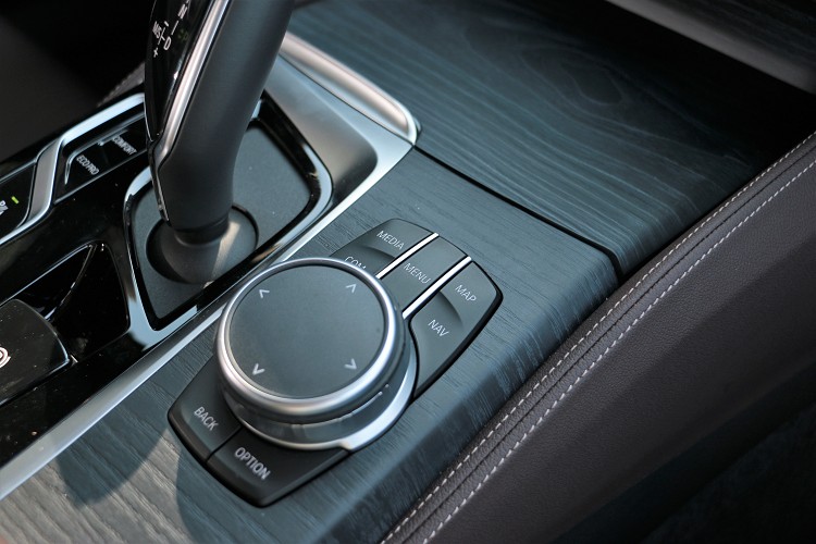 iDrive旋鈕的操作控制在現階段不太做太大變動。