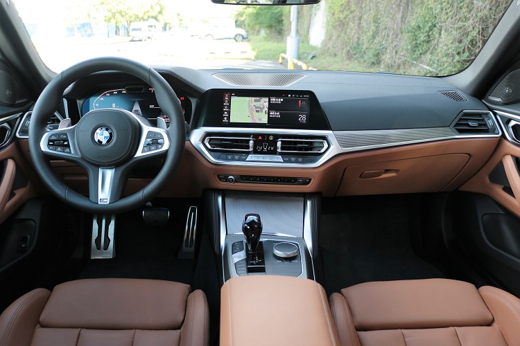 方向盤、中控台、中央鞍座配置與品牌中其餘4系列一模一樣。