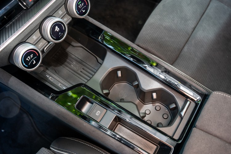 中央鞍座配置:智慧手機無線充電板、2個USB-C插孔、2個置杯座、電子駐煞車、零錢收納格