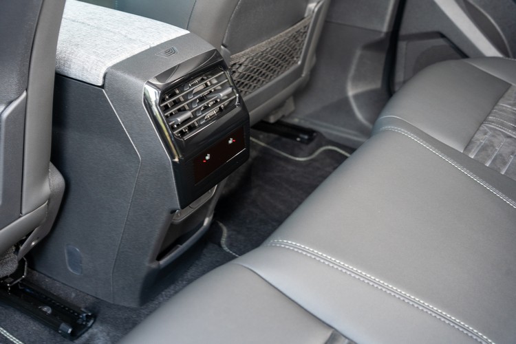 後座獨立空調出風口