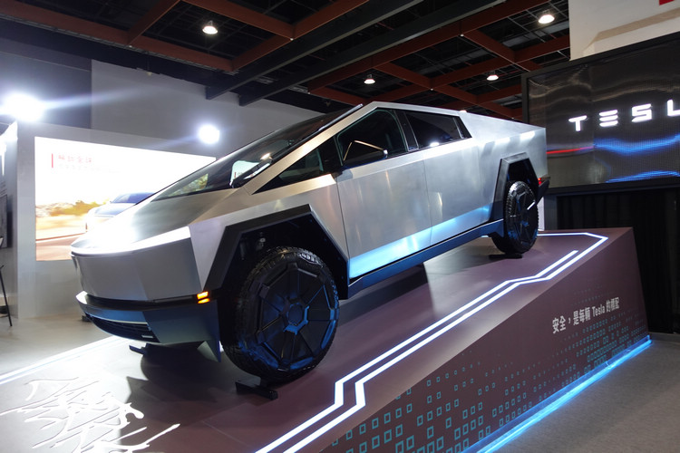 未來純電皮卡 Cybertruck 、應用人工智慧技術的 Gen 2 第二代 Tesla Bot 機器人Optimus同步進駐展區,完整呈獻 Tesla 全球軟硬體整合與尖端車輛設計的永續能源生態系。