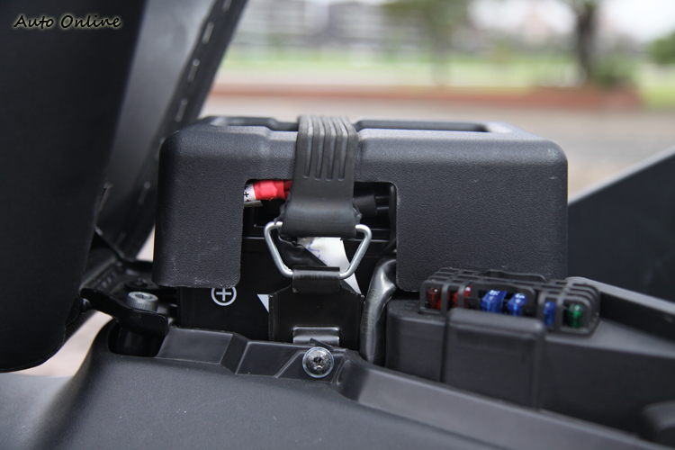 座位前下方即是電瓶所在位置,方便維修但不知道會不有電磁波影響….