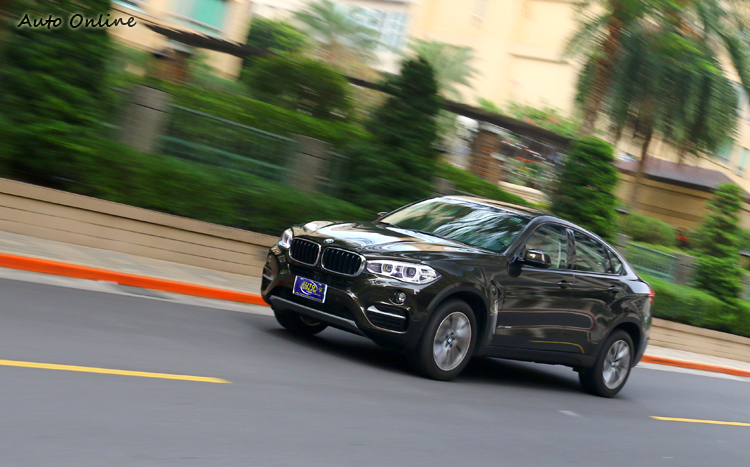 BMW X6幾乎不需要多加思考就能開得飛快,或許達不到跑車的境界,以休旅車來論表現非常出色。