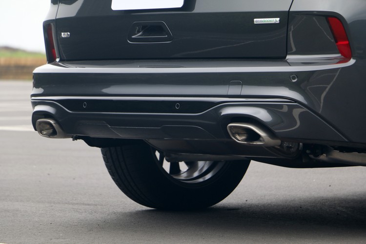 ST-Line配置多層次造型的後保桿,以及專屬雙邊單出方形尾管。