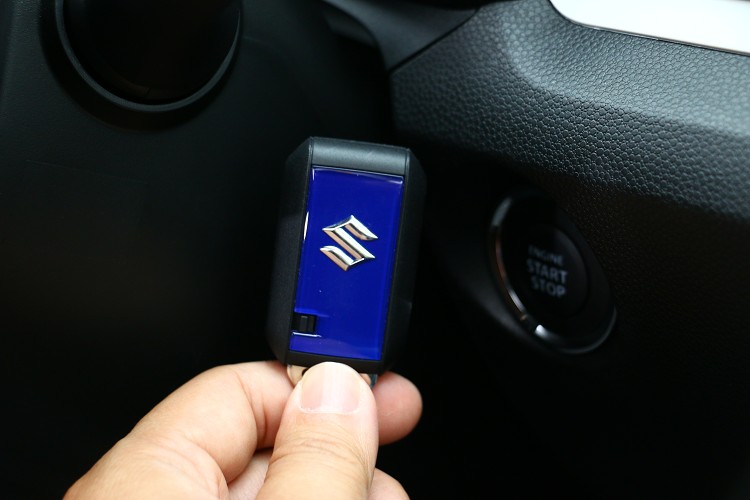 鑰匙的顏色也相當鮮豔,Keyless系統已成為現代車標準配備。