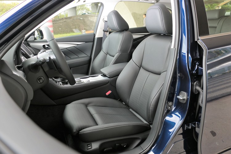 雙前電動座椅包覆性充足,是熱血玩家最佳夥伴。