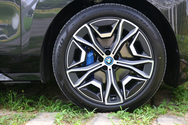 試駕車選配到22吋規格,鋁圈的造型也非常講究空氣力學。