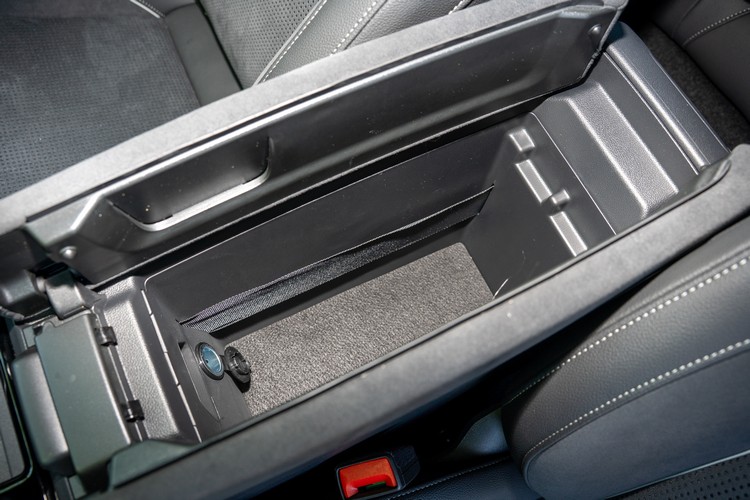 前座肘枕下方置物格形狀方正收納空間大