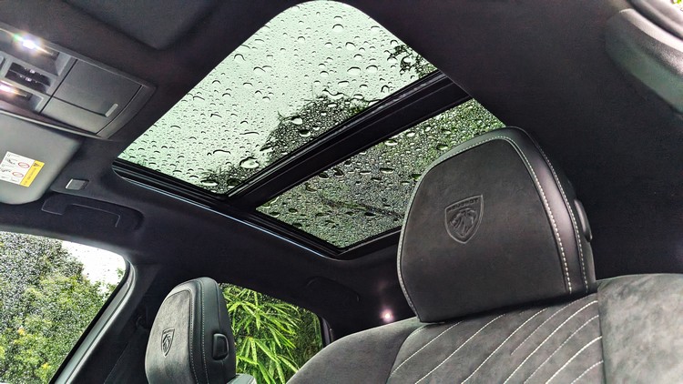 天窗面積大約涵蓋至後座乘客頭部前方