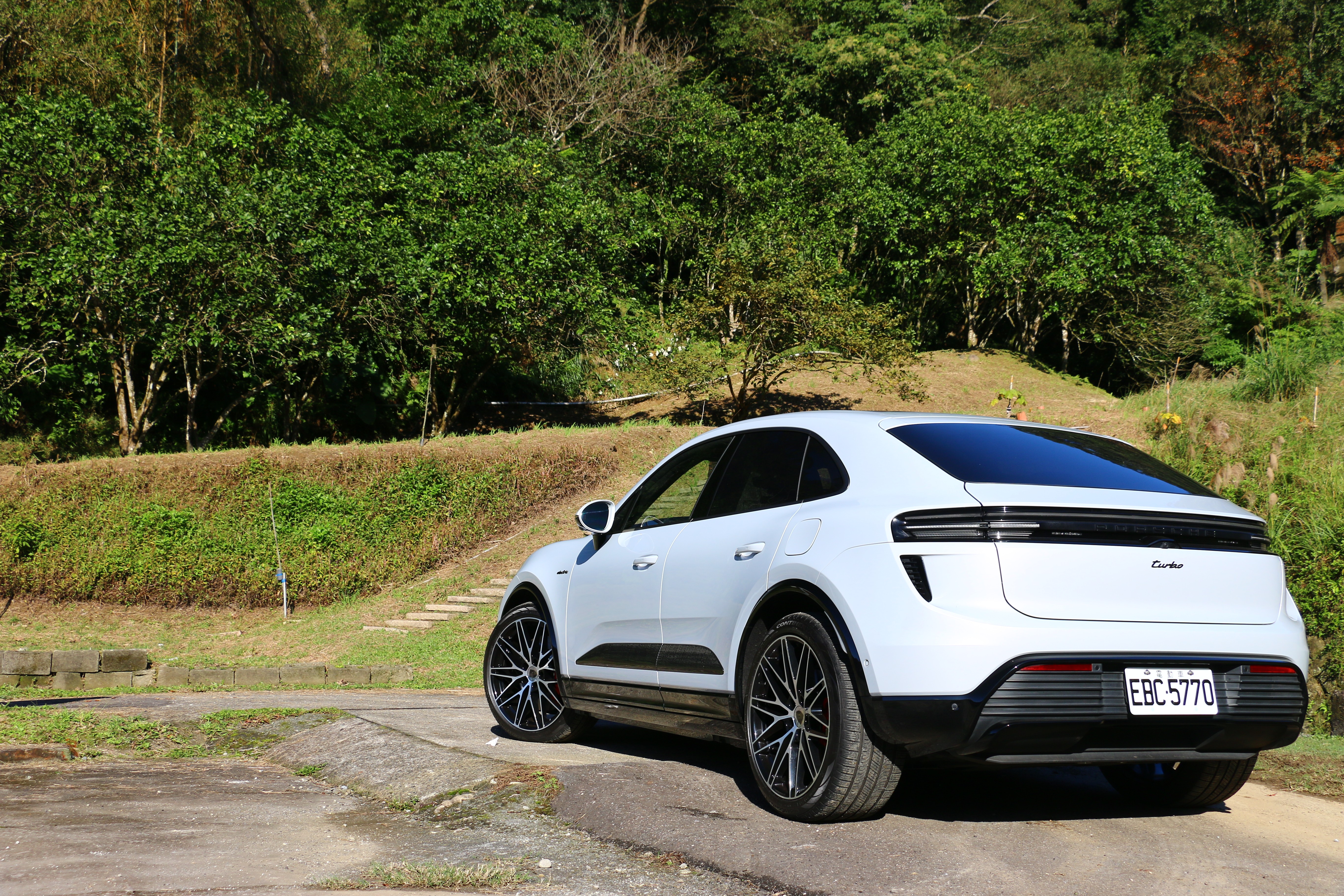 這部車不再需要用聲浪來刷存在感，因為它的性能早已在每一次過彎、每一次加速中，深深刻印在駕駛者的感官之中。