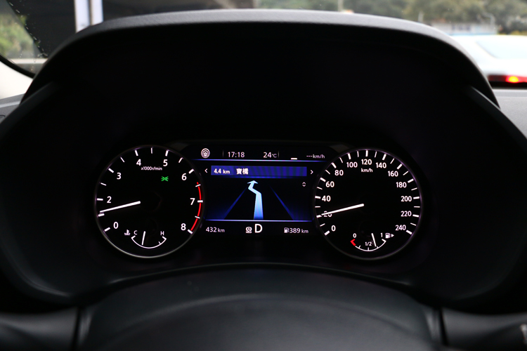 儀錶板除了基本的車輛數據外，亦可以結合導航直接判讀，大幅提升使用便利性。