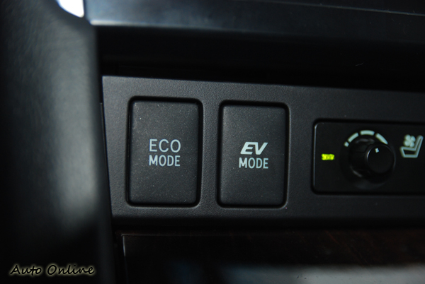 透過中控台下的EV按鍵,可控制Camry Hybrid做純電動模式安靜無聲的行駛,不過當車速高於40公里時,系統則會自動解除純電動行駛,改以混和動力的模式行駛。