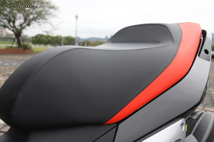 坐墊部分展現義式做工,用上三種不同的布面。