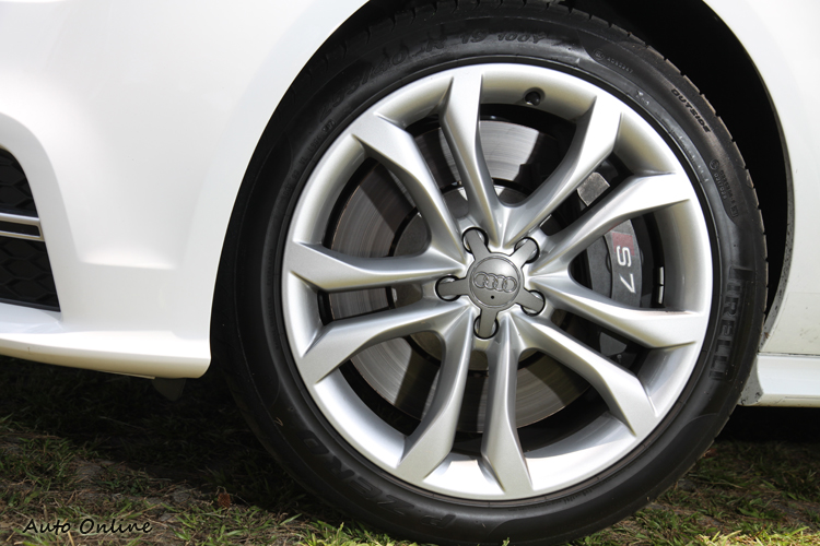 性能車必備大輪圈,S7就配備19吋五輻雙肋式鋁圈搭配255/40 R19寬幅跑胎,裡面還有S7字樣的專屬卡鉗。