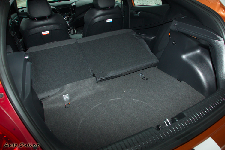 後座椅放倒後可放進一二個行李箱與背包。