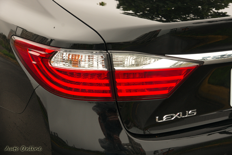 LED尾燈帶有家族的L-shaped風格。