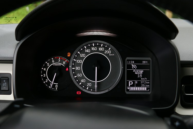 雙圓儀錶板的右側有多功能行車資訊幕,很可惜只有英文顯示。