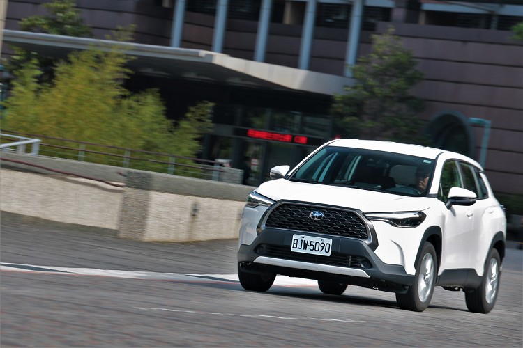 底盤懸吊調校偏向舒適,在一般道路上能有柔順的乘坐感,可以有效抑制路面不平時的回傳震動。