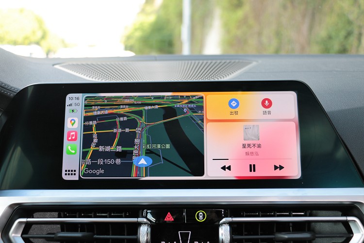 10.25吋的中控台螢幕使用iDrive 7.0系統,支援Apple CarPlay與Android Auto。