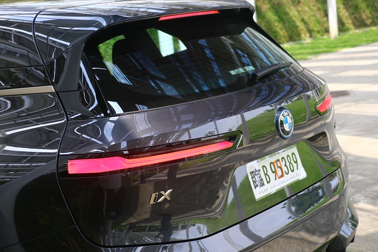 車尾尾燈採用相當柔和的LED光源,尾門的開起面積相當大。