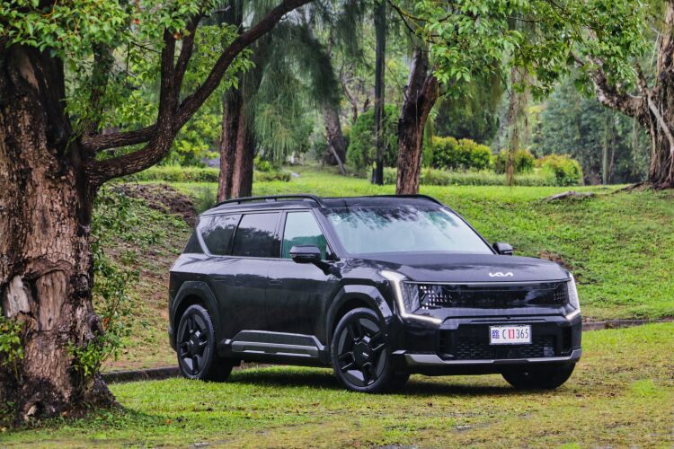 大面積的亮黑烤漆飾板,在黑色車身上看起來不會很醒目。