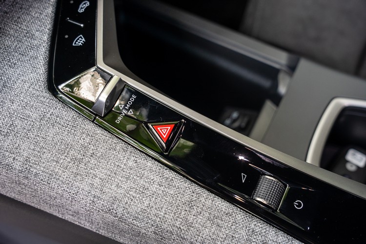 駕駛模式切換鈕在就手的中央鞍座上,不過以使用頻率來說換檔撥鈕應該更適合在這個位置
