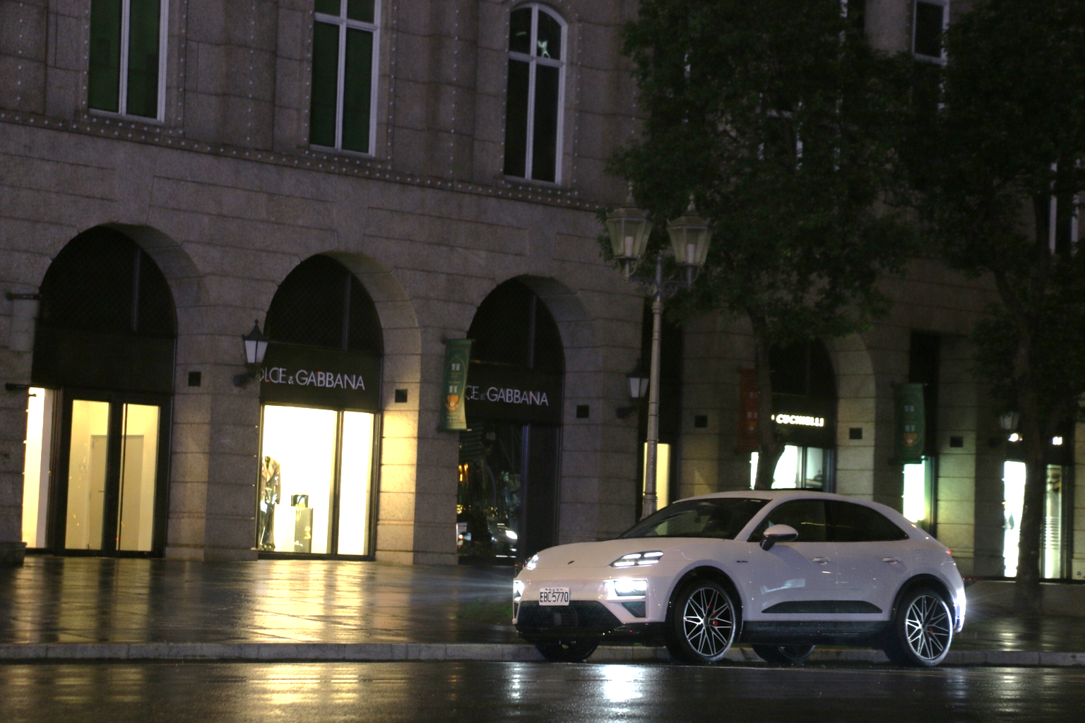 車頭那銳利的四點式 LED 日行燈與下方主大燈採分離式設計，賦予了這部車一種冷冽的神態。