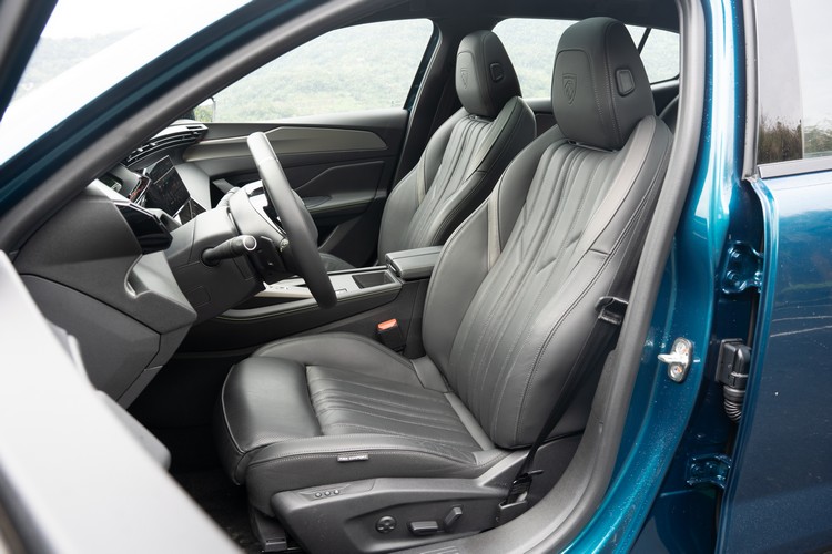 全車配NAPPA 皮革跑車座椅，駕駛座椅為經德國背脊健康協會認證之AGR背脊健康座椅,雙前座具按摩與電熱功能