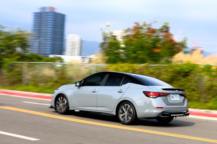 SENTRA SAKURA亦獲得TNCAP五星安全評價，為駕駛與乘客帶來更全面的安心保障，無論城市通勤或長途旅行，都能從容面對各種路況。