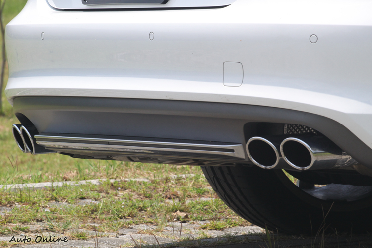 四出排氣管的聲浪坦白說沒有特別攝人,RS系列聲浪更為猛爆。