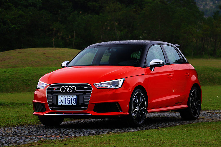 緊湊的車身線條,在運動化套件的包裝是下,多了濃濃的性能味。