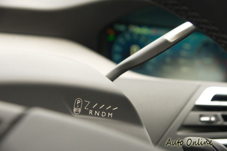 排檔撥桿位於方向盤前方